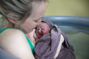 le premier cri préparation naissance accouchement dans l'eau mère maman papa co-parent partenaire piscine grenoble
