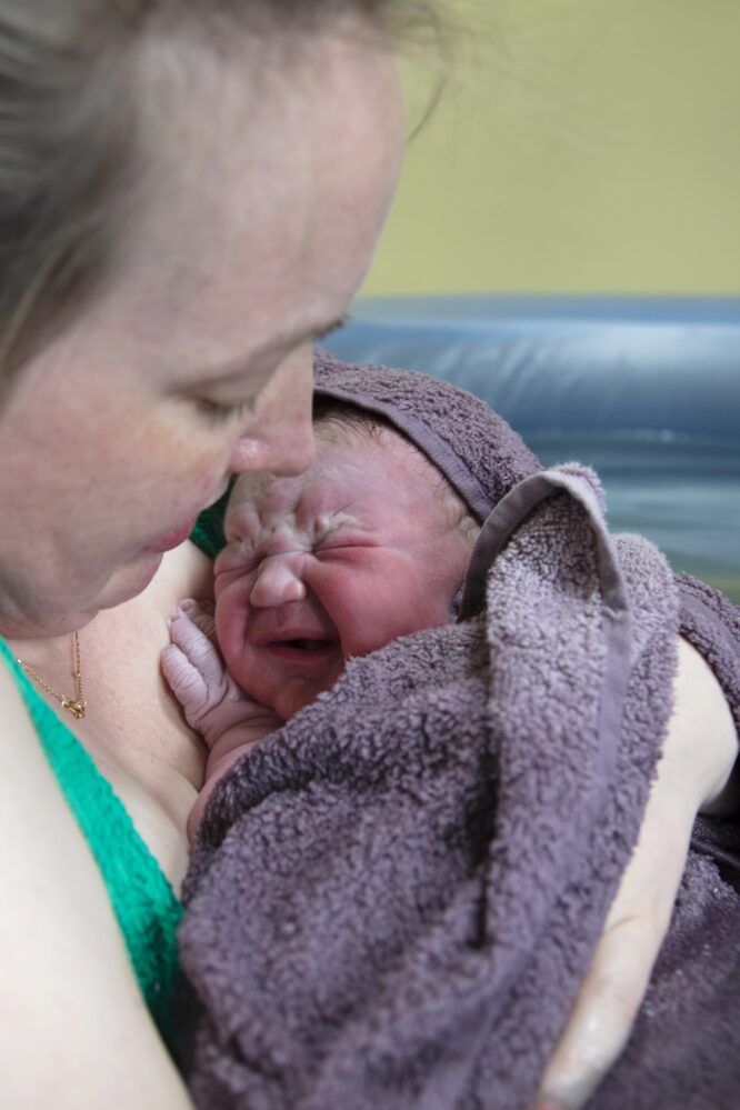 le premier cri préparation naissance accouchement dans l'eau mère maman papa co-parent partenaire piscine grenoble