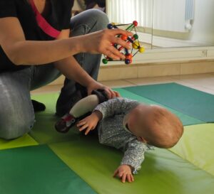 développement moteur sensoriel bébé retournements