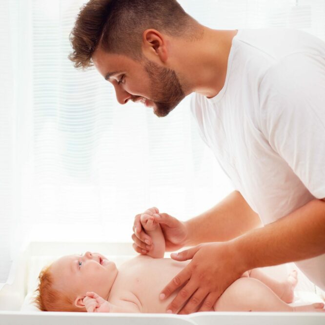 massage bébé baby-gym papa co-parent développement