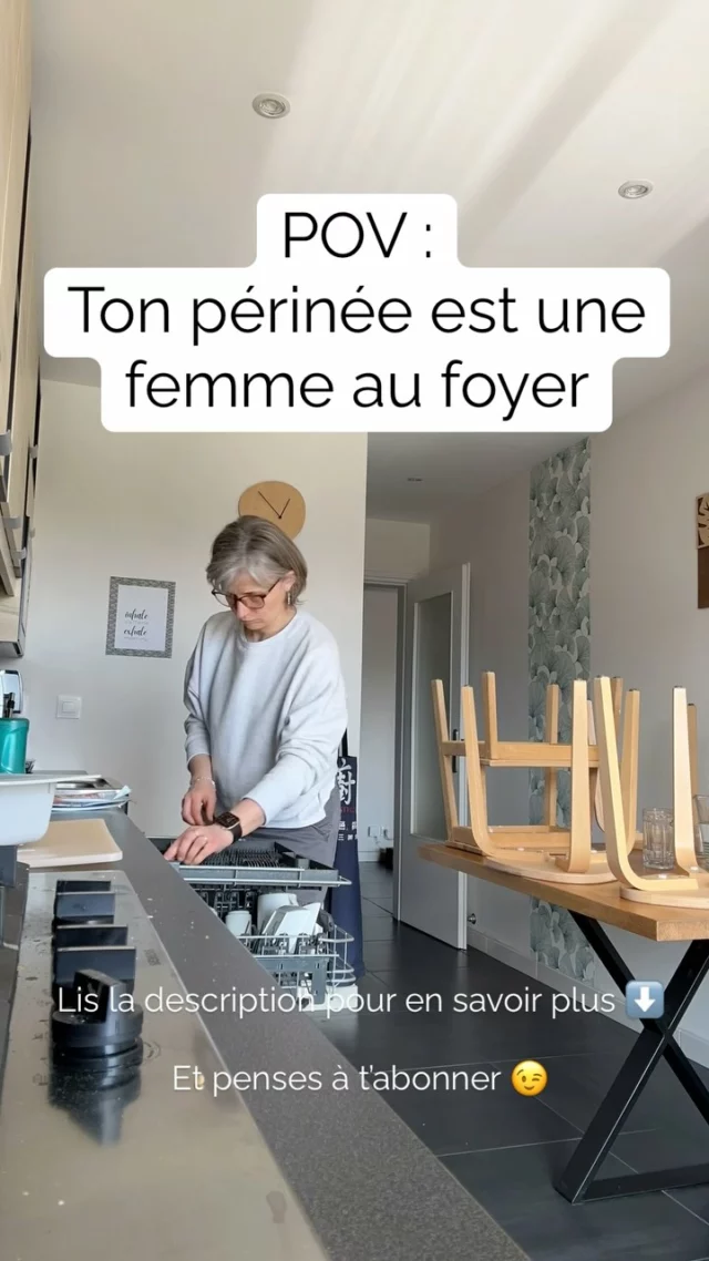 🏠 TON PÉRINÉE EST UNE FEMME AU FOYER !

Tu sais la femme au foyer des années 50’ ? L’invisible, dont on ne sait pas ce qu’elle fait de ses journées, qu’on pense même oisive ? Mais quand elle se retrouve hospitalisée, on réalise qu’en réalité elle est technicienne de surface, éducatrice de jeunes enfants, logisticienne, intendante, comptable, secrétaire médicale, infirmière, assistante de direction voire CEO, cuisinière, cheffe de projet, blanchisseuse, jardinière, chauffeure de taxi et j’en passe…

Et bien ton périnée c’est pareil…

Avant d’être enceinte, tu savais à peine qu’il existait et tout juste qu’il te permet de ne pas mouiller ta culotte quand tu éternues…

Comme Jacqueline qui gère la maison dans l’ombre, notre périnée accomplit silencieusement des tâches ESSENTIELLES :

- Soutient nos organes 💪🏻
- Contrôle nos sphincters 💧 💩 💨
- Participe à notre posture 💃🏽
- Joue un rôle dans notre intimité 🔞 ➡️ périnée dans les choux, org@sme dans les choux #punchline

Mais comme une femme au foyer, on ne réalise son importance que lorsqu’il n’assure plus... 😅

➡️ Il mérite ton attention !

💡 Envie d’un périnée au top ? Abonnes-toi pour en savoir plus !

👩🏻‍⚕️ Je suis Alix, Kiné en périnatalité. Je t’accompagne de la grossesse jusqu’à la reprise sportive post-natale avec des suivis personnalisés, des ateliers spécifiques et des soins bien-être.

#PérinéeEnForme #SantéFemme #PostPartum #Grossesse #RééducationPérinéale #MamaGym #KinéPérinéale #RetourSport #BienEtreFeminin #GrossesseSportive #PostnatalFitness #SantéPérinéale #MamanSportive #AccouchementPhysiologique #ExercicesPérinée #PérinéePostPartum #RenforcementPérinéal #SantéIntime #PréparationAccouchement #PréventionPérinée #SantéMaman #PriseEnChargePérinée