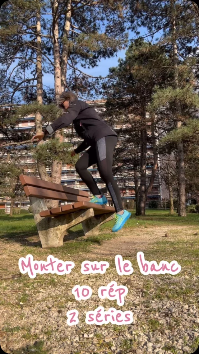 🌟 Maman sportive, tu te sens coupable de ne pas faire tes exercices de rééducation ? Et si je te disais que tu peux les faire AU PARC pendant que tes enfants s’amusent ? 💪

Je t’ai concocté un programme d’exercices simple et efficace que tu peux faire n’importe où ! Plus d’excuses pour prendre soin de toi 😉

Au menu du jour 😋 :

- un peu de mobilité de hanche
- Squats : 10-15 rép / 3-4 séries
- Single Leg Deadlift : 10 rép par côté
- Fentes : 10 rép / 2 séries
- One leg sit up : 10 rép / 3 séries
- Monter sur le banc : 10 rép / 2 séries
- Travail du moyen fessier : 20 rép par côté
- Pompes : 10 rép
- Gainage dynamique : 5 rép (ou plus 😉)
- Et une petite séquence d’abdos pour finir

Tu te demandes pourquoi ces exos dans ta rééducation post-natale ? Dans ta vraie vie, c’est quand tu es allongée, bien concentrée sur une visualisation de pont levis ou de grotte que tu as le plus besoin de ton périnée ?

Les visualisations et les contractions volontaires isolées du périnée, c’est bien au tout début de la rééduc (et je m’en sers aussi, mais pas longtemps), mais c’est pas suffisant pour ton quotidien quand tu portes bébé en cosy et cours derrière ton aîné qui file sur sa draisienne !

✨ BONUS : Rejoins-moi tous les vendredis à 13h45 au Parc Pompidou pour une séance de Mama Gym en groupe ! Un moment rien que pour toi, encadré par une kiné spécialisée en périnatalité.

👉 Commentes « MAMA GYM » pour plus d’infos sur les cours !

.

#kine #kinesitherapie #reeducationperineale #postpartum #mamanactive #sportgrossesse #kineperinatal #mamansportive #mamanfitness #grossessesportive #retrouversaforme #remiseenforme #grenoble #isere #mamagym #perinatalite #postpartumfitness #postpartumjourney #postpartumrecovery #postpartumworkout #mumlife #fitmum #fitpregnancy #pregnancyworkout #grenoble #grenoblecity

Mots-clés : rééducation post-partum, sport grossesse, kiné périnatal, remise en forme maman, exercices post-accouchement, sport adapté grossesse, kiné Grenoble, préparation physique accouchement, périnée, diastasis, Mama Gym, bien-être femme enceinte